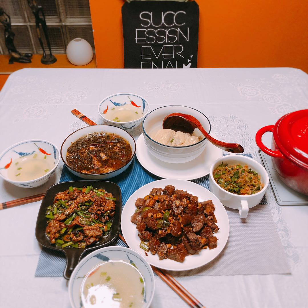 三个人一起吃饭很难得._易锅美食 |24节气_美食_小打卡